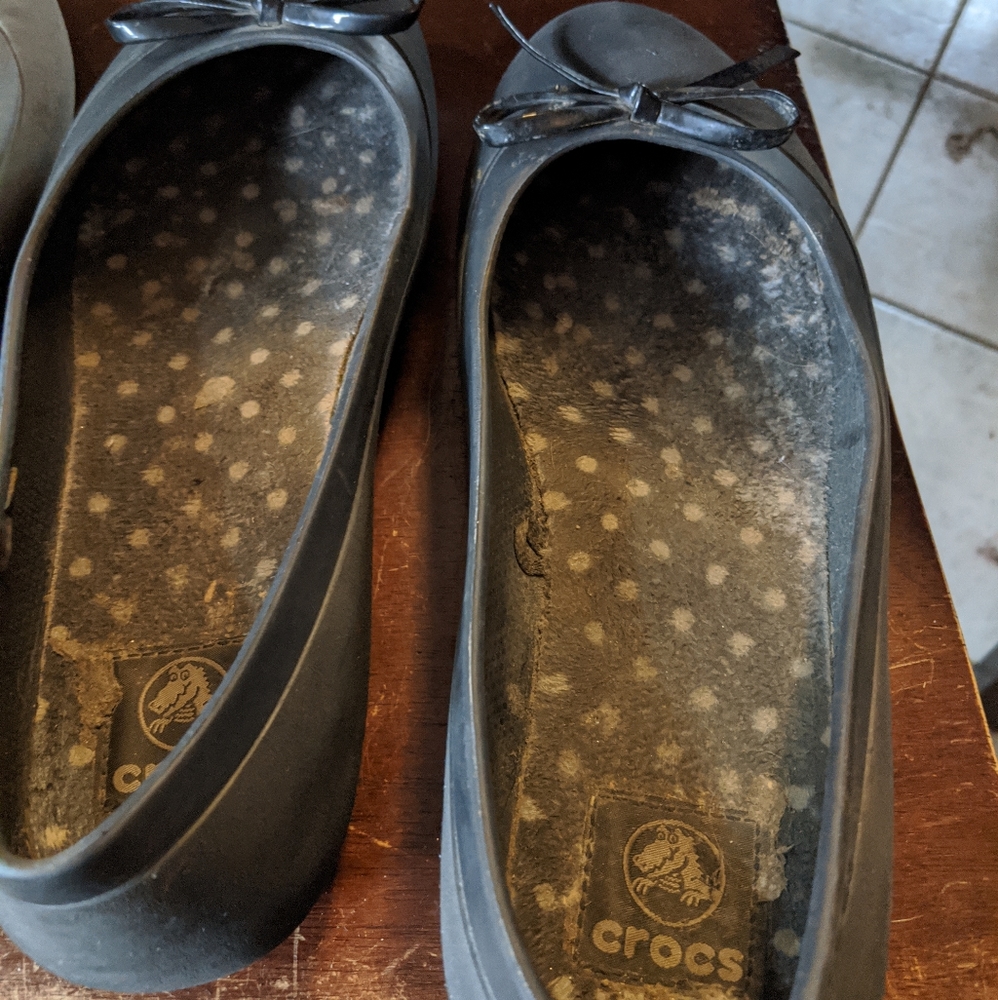 Black Crocs flats